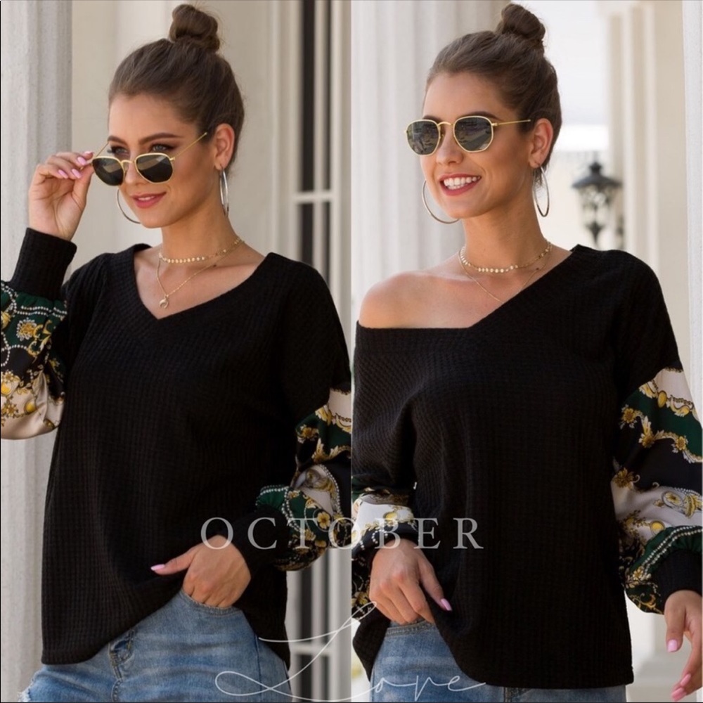 Stylish💛Black top w/beautiful patterned sleeves!